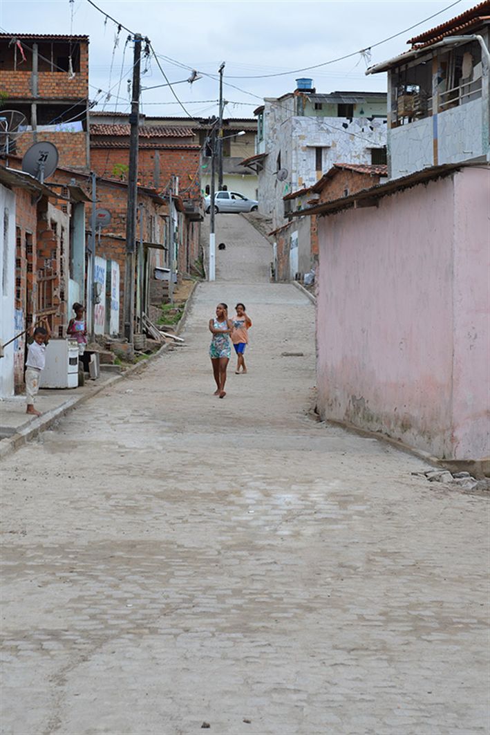 Pavimentação avança no Buraco da Jia